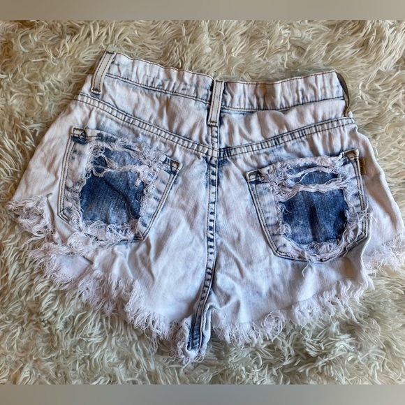 $4 with bundle purchase - Women’s Vibrant Miu Denim Jean Shorts - Size: M - Picture 3 of 5